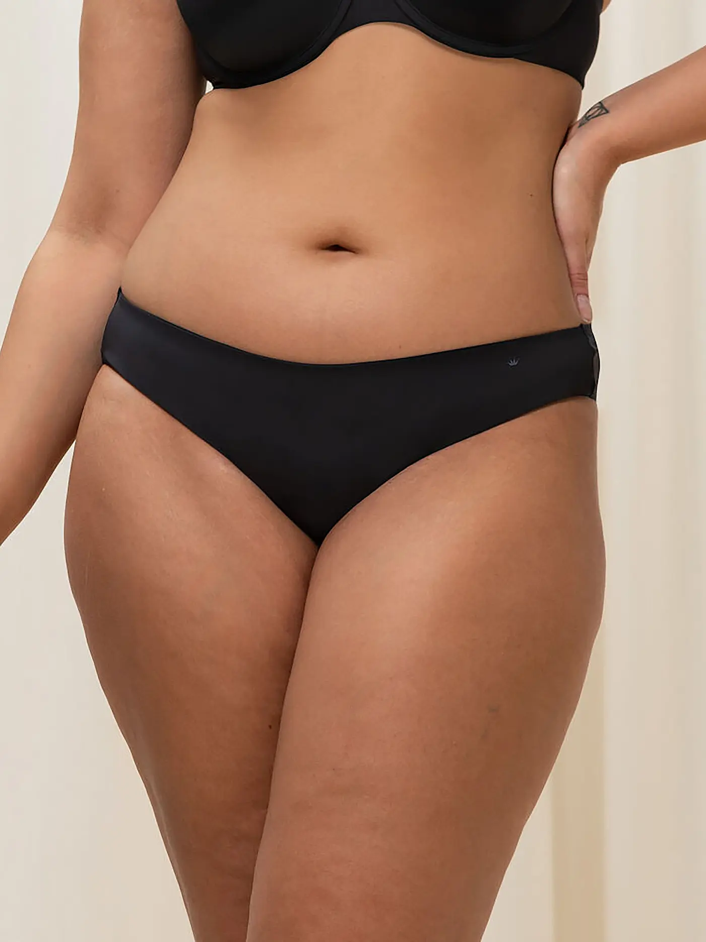 TRIUMPH | Tai-Slip "Body Make-Up Essentials" (Schwarz) | 
